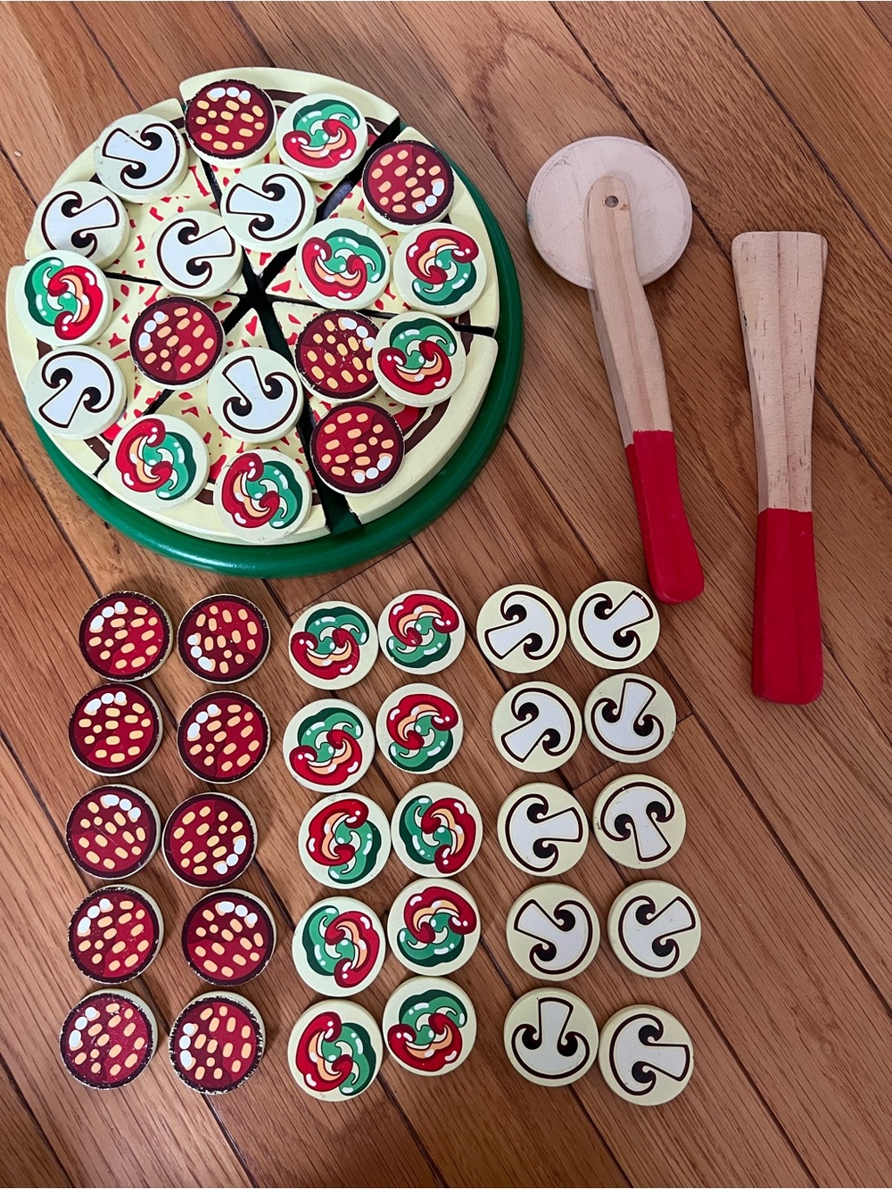 Melissa & Doug Wooden Play Pizza Set with Toppings (Red, Green, Cream)